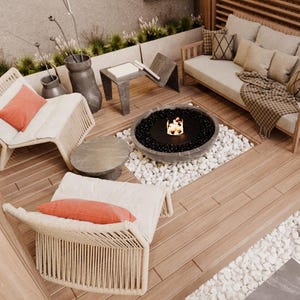 Könnte beinhalten: Eine Terrassenlandschaft mit zwei weißen Korbstühlen, einem weißen Sofa und einer Feuerstelle. Die Stühle und das Sofa haben orangefarbene Kissen. Die Feuerstelle ist von weißen Steinen umgeben.