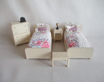 Vintage STROMBECKER Bedroom 1938-  -White Wooden Seven Piece Set w/ Bedding - 1:12 Scale