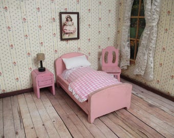 Strombecker Dollhouse Furniture - Pink Bed with Bedding, Chair, Nightstand, Picture and Lamp - 1:16 (3/4") Scale