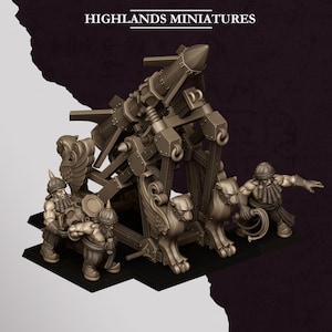 Könnte beinhalten: Detailliertes Miniaturmodell einer Belagerungswaffe mit raketenartigem Projektil, flankiert von Miniaturfiguren bärtiger Krieger und geflügelter Löwenstatuen. Der Text "HIGHLANDS MINIATURES" steht oben.