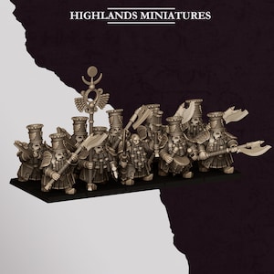 Puede incluir: Un conjunto de figuras en miniatura, probablemente para juegos de mesa. Las figuras son detalladas, con sombreros, armaduras y armas. El texto "HIGHLANDS MINIATURES" está en la parte superior. Las figuras están sobre una base negra.