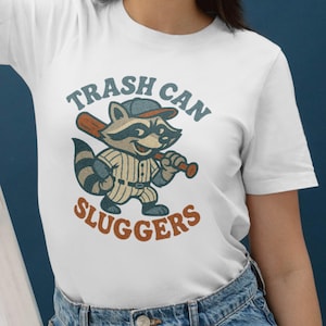 Pacote de PNG de beisebol Trash Can Sluggers | 2 arquivos de clipart de guaxinim retrô com fundo transparente para projetos de sublimação esportiva