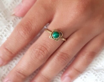 Bague anneau doré réglable en forme de fleur, Pierre fantaisie imitation malachite verte vintage