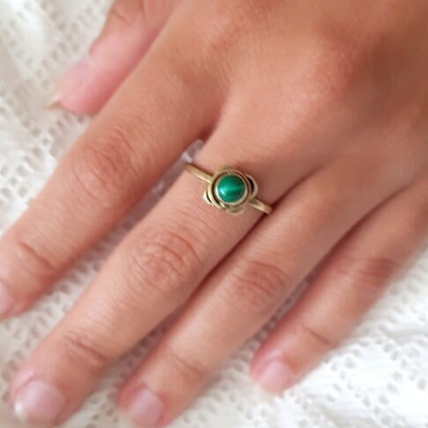 Bague anneau doré réglable en forme de fleur, Pierre fantaisie imitation malachite verte vintage
