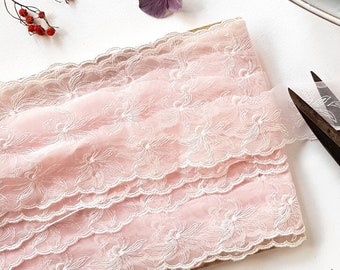 Galon dentelle aux motifs brodés de fleurs blanches sur fond de tulle rose pâle, Cadeau couture pour elle