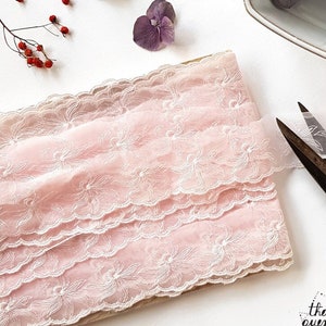 Galon dentelle aux motivi brodés de fleurs blanches sur fond de tulle rose pâle, Cadeau couture pour elle