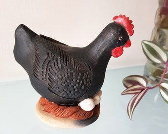 Poterie vintage poule noire couvant 3 oeufs, Bibelot céramique, Décoration maison Pâques