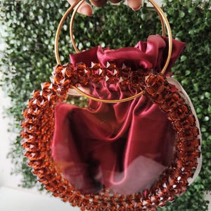 Transparente, runde Handtasche mit Bernsteinperlen verziert | Burgunderfarbene Satin-Clutch mit goldenen Griffen | Originelle Tasche für Abend, Hochzeit oder schickes Event