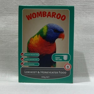 Könnte beinhalten: Eine grün-weiße Schachtel Wombaroo Lorikeet & Honeyeater Food. Die Schachtel zeigt einen bunten Loris und eine Schaufel. Auf der Schachtel steht "Komplettes Nektarfutter", "Ahmt natürliche Ernährung nach", "Leicht verdaulich" und "Einfach zu verwenden". Die Schachtel ist 300 g netto.