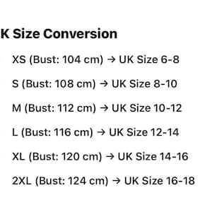 Puede incluir: Un gr&aacute;fico que muestra las tallas de ropa del Reino Unido y sus medidas de busto correspondientes en cent&iacute;metros. XS es 104 cm, S es 108 cm, M es 112 cm, L es 116 cm, XL es 120 cm y 2XL es 124 cm.
