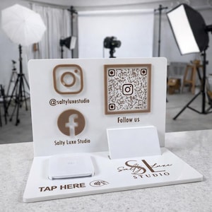 Expositor comercial personalizado / Soporte de acrílico con NFC y código QR con tarjetero / Letrero para redes sociales para salones y pequeñas empresas