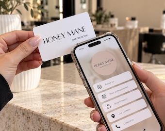 Può includere: Un biglietto da visita rettangolare bianco con il testo nero HONEY MANE HAIR COLLECTIVE e uno smartphone che mostra un menu digitale con lo stesso logo, con pulsanti per Follow Us, Book an Appointment, Shop Products, Our Location e Contact Us.