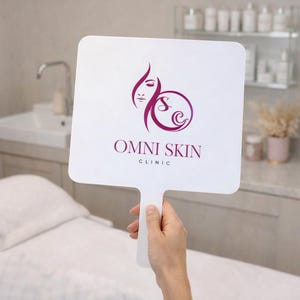 Può includere: Un ventaglio bianco con manico, con il logo di Omni Skin Clinic in rosa scuro. Il logo include un volto stilizzato e il nome della clinica.