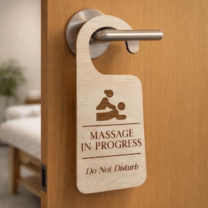 Holz Türschild „Massage in Bewegung“ – Bitte nicht stören – Türschild aus Holz für Massageräume, Salons, Kliniken, Spas & Wellness-Studios