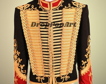 Könnte beinhalten: Eine schwarze Jacke mit goldenen Borten und roten Manschetten. Die Jacke hat einen hohen Kragen und einen Knopfverschluss. Die Jacke ist mit goldenen Knöpfen und einem goldenen Bortenmuster verziert.