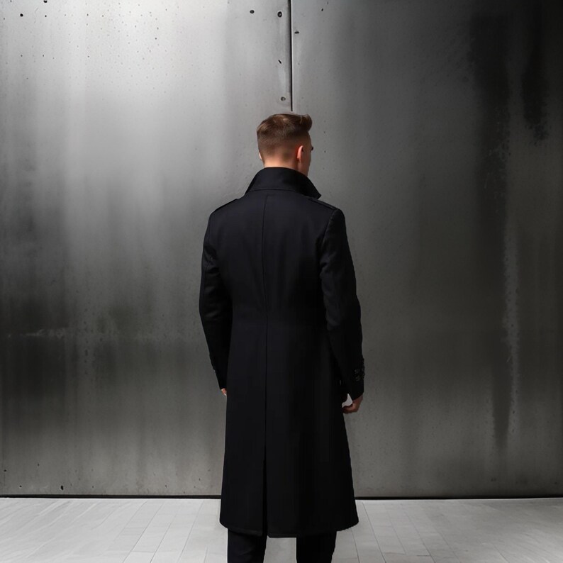 Może przedstawiać: Długi czarny płaszcz z wysokim kołnierzem i zapięciem na guziki.