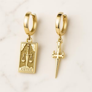 Tarot Justice and Sword-oorbellen, niet-overeenkomende oorbellen, 925 sterlingzilver of verguld, unieke symbolische sieraden, oorbellen symbolisch evenwicht