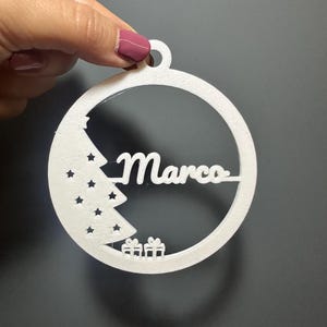 Personalisierte Weihnachtskugel – Umweltfreundliche und biobasierte Weihnachtsdekoration mit Namen, erhältlich in verschiedenen Farben und Modellen