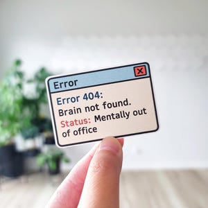 エラー404 Brain Not Foundステッカー、面白いプログラマー、エラー404、コーディングユーモア、面白いIT、開発者ライフ、コンピュータープログラマー、デバッグ、コード