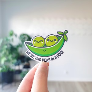 Autocollant Deux pois dans une cosse, Autocollant petits pois, Mignons petits pois, Sticker jeu de mots drôle, Jeu de mots petits pois, Amateur de petits pois, Meilleurs amis pour toujours, Jeu de mots de couple, Amitié, Petits pois