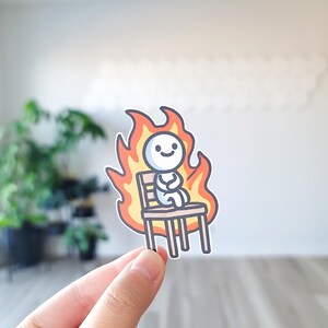 Sto bene, tutto va bene, adesivo, adesivo divertente, adesivo del caos, meme di questo va bene, caos in fiamme, adesivo divertente del burnout, sarcastico