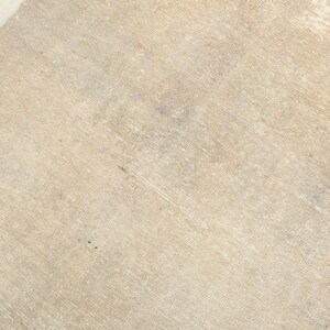 K&ouml;nnte beinhalten: Ein beigefarbener Teppich mit einem Used-Look. Der Teppich hat eine gewebte Textur und einen verblichenen, Vintage-Look. Die Farbe ist ein heller, neutraler Ton mit subtilen Farbvariationen. Der Teppich ist wahrscheinlich aus Naturfasern gefertigt.
