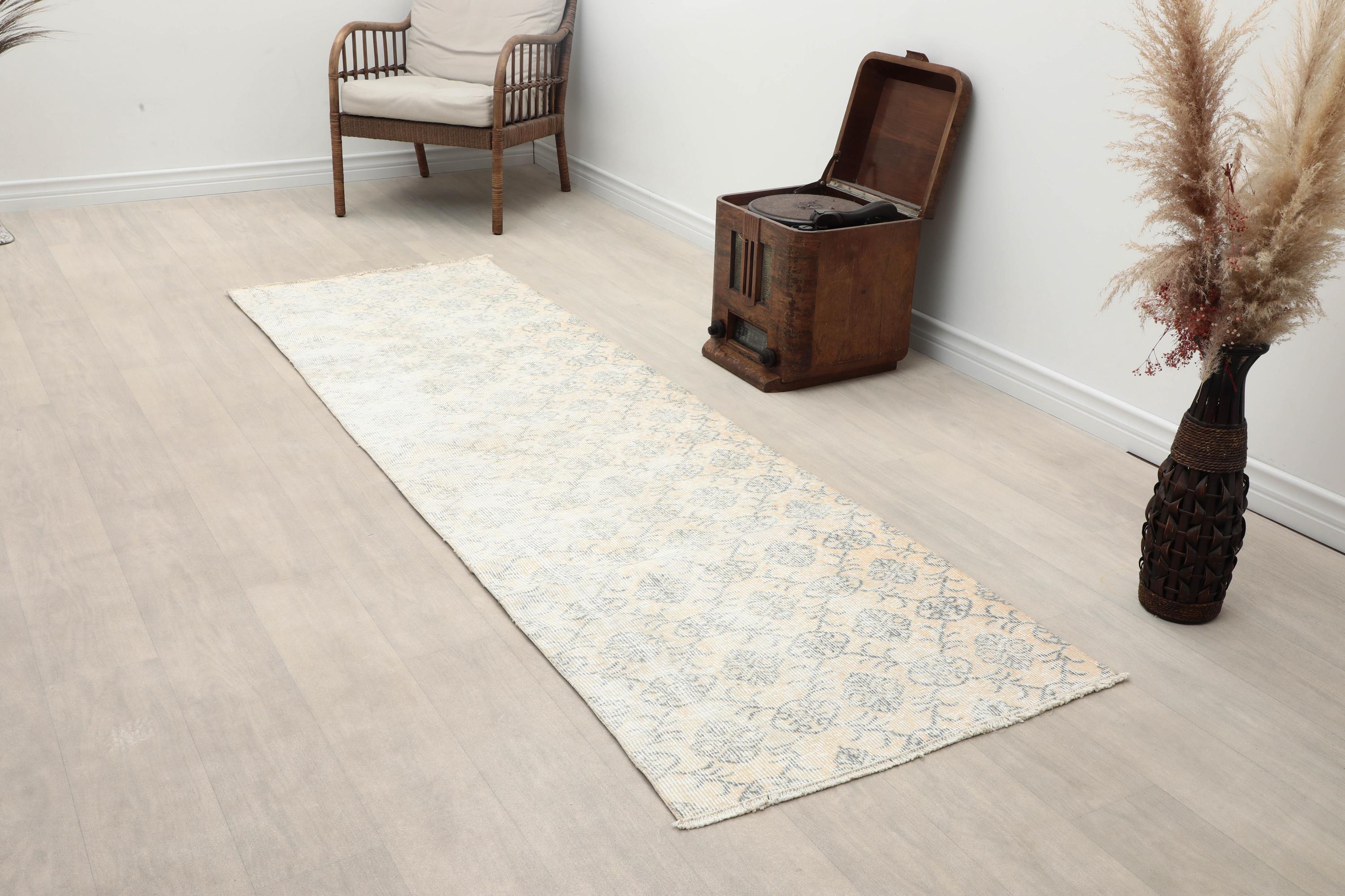 ヴィンテージ トルコ製ランナーラグ：ベージュブルーフローラル柄廊下