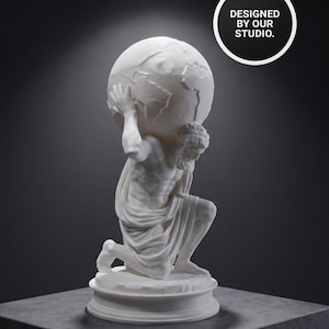 Könnte beinhalten: Eine weiße, matte Skulptur einer knienden Figur, die eine Weltkugel auf ihren Schultern trägt. Die Figur ist in Stoff gehüllt und steht auf einem runden Sockel. Ein kreisförmiges Abzeichen oben rechts enthält den Text DESIGNED BY OUR STUDIO.