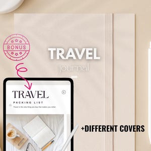 Op de afbeelding: Een beige reisdagboek met het woord 'TRAVEL' in reliëf op de kaft. Een tablet toont een paklijst met het woord 'TRAVEL' bovenaan. Een witte pen ligt op het oppervlak en een roze bonusstempel is zichtbaar.