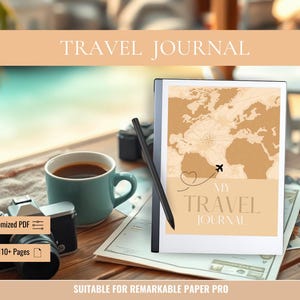 Può includere: Un taccuino digitale con una copertina beige e un design di mappa del mondo. Il taccuino ha il testo "MY TRAVEL JOURNAL" sulla copertina. Il taccuino è appoggiato su un tavolo di legno con una tazza di caffè e una macchina fotografica.