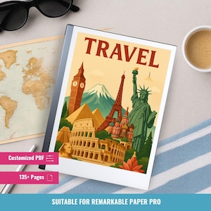 Op de afbeelding: Een digitale tablet met een reis-thema grafiek, met iconische bezienswaardigheden zoals de Eiffeltoren en het Vrijheidsbeeld. Het woord "TRAVEL" staat prominent afgebeeld. Inclusief een wereldkaart, zonnebril en een kopje koffie. Tekst op de afbeelding zegt "Customized PDF" en "135+ Pages".