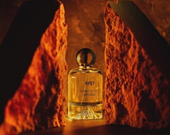 Perfume de ámbar cítrico especiado: fragancia floral amaderada intensa