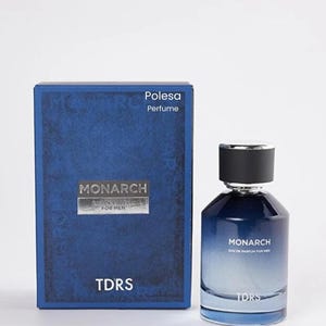 Puede incluir: Un juego de botella y caja de perfume azul. La botella tiene un diseño azul degradado con una tapa plateada. La caja es azul oscuro con el texto "MONARCH EAU DE PARFUM FOR MEN" y "TDRS". También se ve la marca "Polesa Perfume".