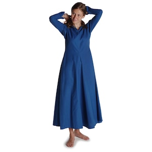 Könnte beinhalten: Ein langes, fließendes blaues Kleid mit langen Ärmeln und einem hohen Ausschnitt. Das Kleid ist aus einem weichen, bequemen Stoff gefertigt und hat ein schlichtes, elegantes Design.
