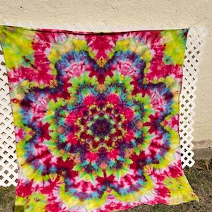 Tie dye tapestry, star flower pattern