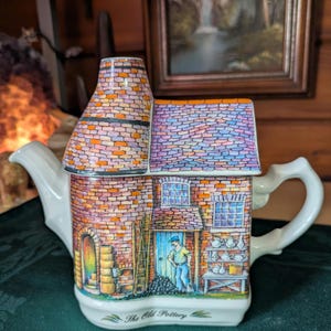 VINTAGE SADLER POTTERY &#39;The Old Pottery&#39; Decorative Teapot