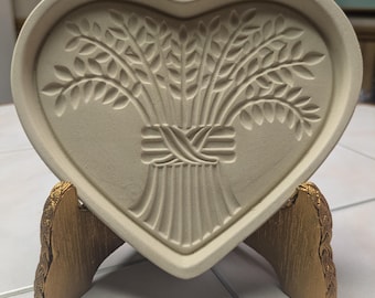 THE PAMPERED CHEF &#39;Bountiful Heart&#39; Shortbread Mold (Family Heritage Stoneware 2004)