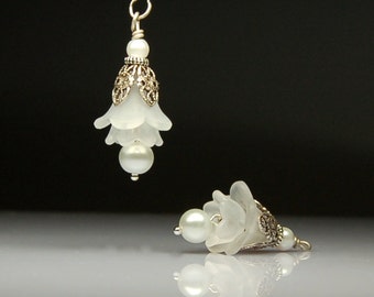 Vintage Style Earrings White Lucite Flowers Pair C177