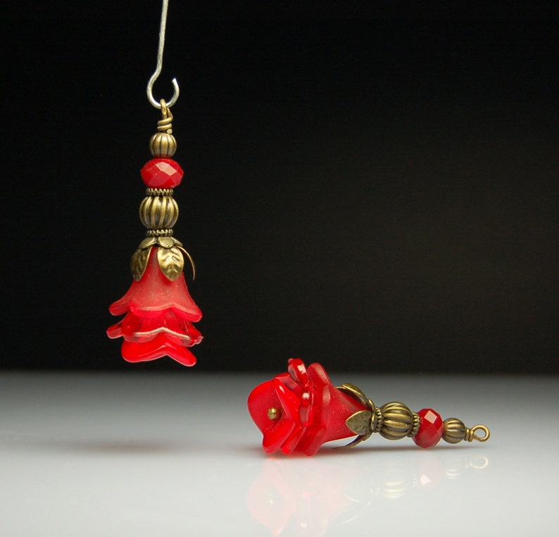 Vintage Style Earrings Red Lucite Flowers Pair R144 image 1