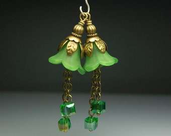 Vintage Style Earrings Green Lucite Flowers Pair G097