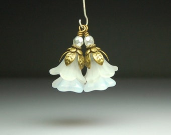 Vintage Style Earrings White Lucite Flowers Pair C003