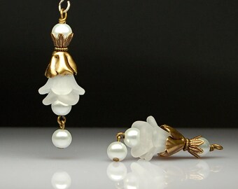 Vintage Style Earrings White Lucite Flowers Pair C172