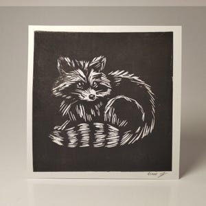 Handgemaakte linosnede “Enveloped Serenity – Raccoon” – gelimiteerde oplage van 100 prints