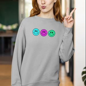 Smiley Crewneck Sweatshirt, Fun Happy Jumper, Cozy Pullover, Cheerful Sweater, Positive Vibes Top, Unisex Clothing