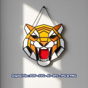 Op de afbeelding: Een gebrandschilderd glazen tijgerkop met een geometrisch ontwerp. De tijger heeft oranje, gele, witte, zwarte en rode kleuren. Het wordt opgehangen door een zwarte ketting. De tekst onderaan luidt "Digital File: PDF-SVG-AI-EPS-JPG & PNG".