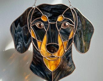 Acchiappasole in vetro colorato con bassotto, regalo per amanti dei cani, pannello in vetro fatto a mano, decorazione commemorativa per animali domestici, opera d'arte da appendere alla finestra.