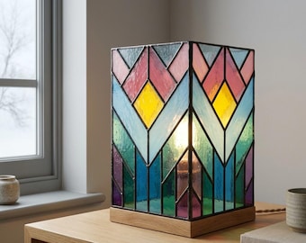 Lámpara con diseño geométrico de vidrieras, plantilla estilo Art Déco Tiffany, diseño de farol de mosaico colorido, descarga digital en formato SVG, PDF y PNG.