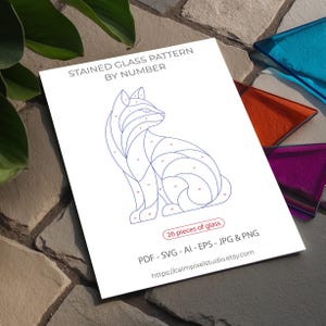 Może przedstawiać: Biała kartka ze wzorem witrażu przedstawiającym lisa, zatytułowana "STAINED GLASS PATTERN BY NUMBER". Kontur lisa jest niebieski, z ponumerowanymi segmentami. Tekst "26 pieces of glass" jest obecny, wraz z informacjami o typie pliku i adresem strony internetowej.