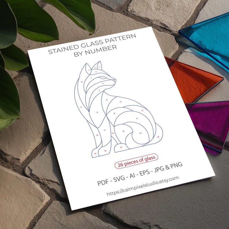 Może przedstawiać: Biała kartka ze wzorem witrażu przedstawiającym lisa, zatytułowana "STAINED GLASS PATTERN BY NUMBER". Kontur lisa jest niebieski, z ponumerowanymi segmentami. Tekst "26 pieces of glass" jest obecny, wraz z informacjami o typie pliku i adresem strony internetowej.