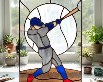 Motivo a vetrata a tema baseball, modello acchiappasole con battitore, design artistico sportivo in vetro, decorazione fai da te per finestre.